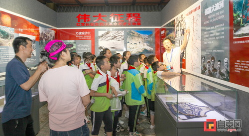 学生参观盐业历史博物馆展览